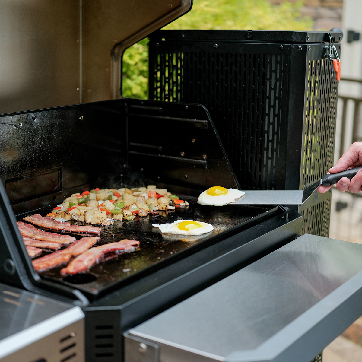 Masterbuilt® Gravity Series™ 800 Holzkohlegrill & Smoker (MB20042221) - Masterbuilt