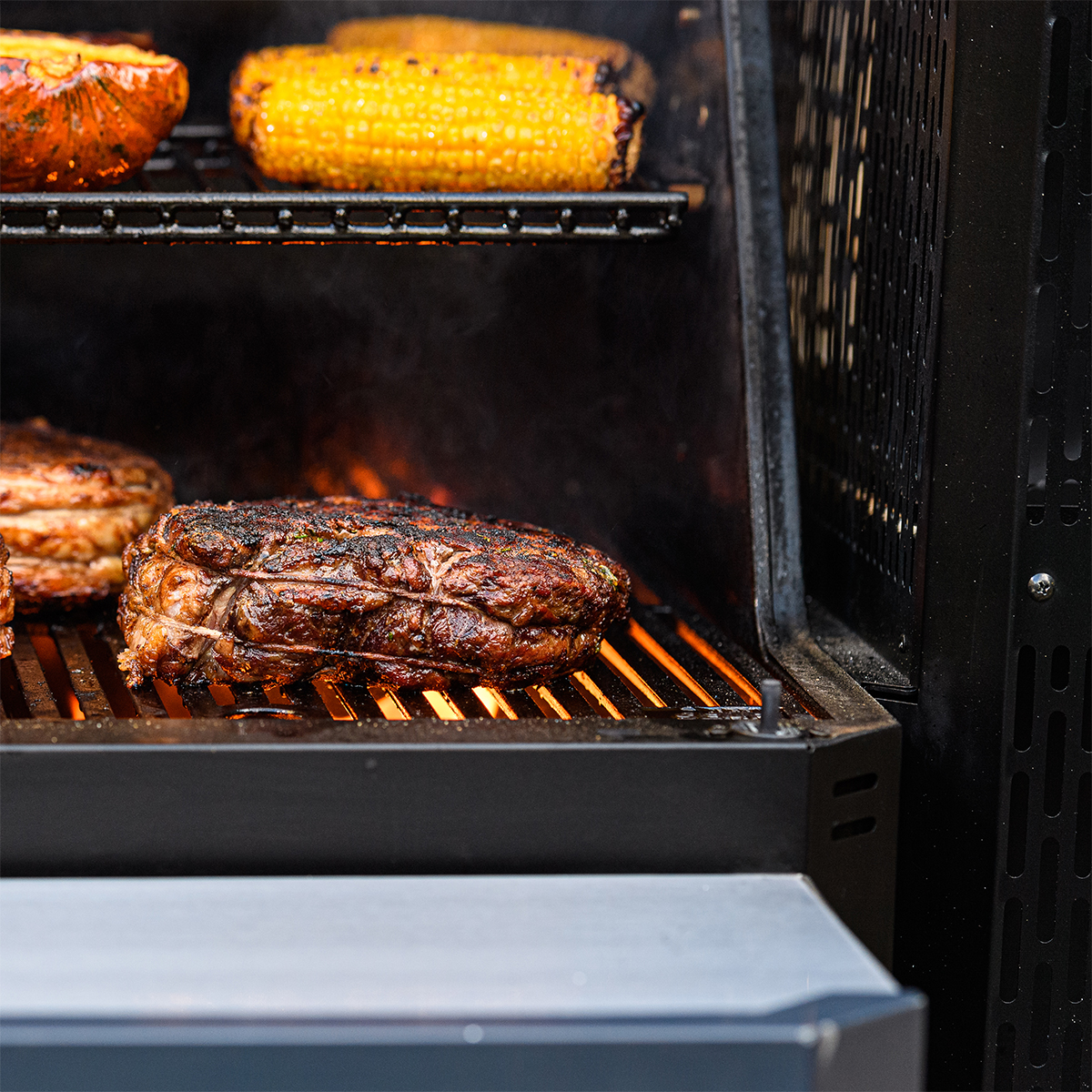 Masterbuilt® Gravity Series™ 800 Holzkohlegrill & Smoker (MB20042221) - Masterbuilt