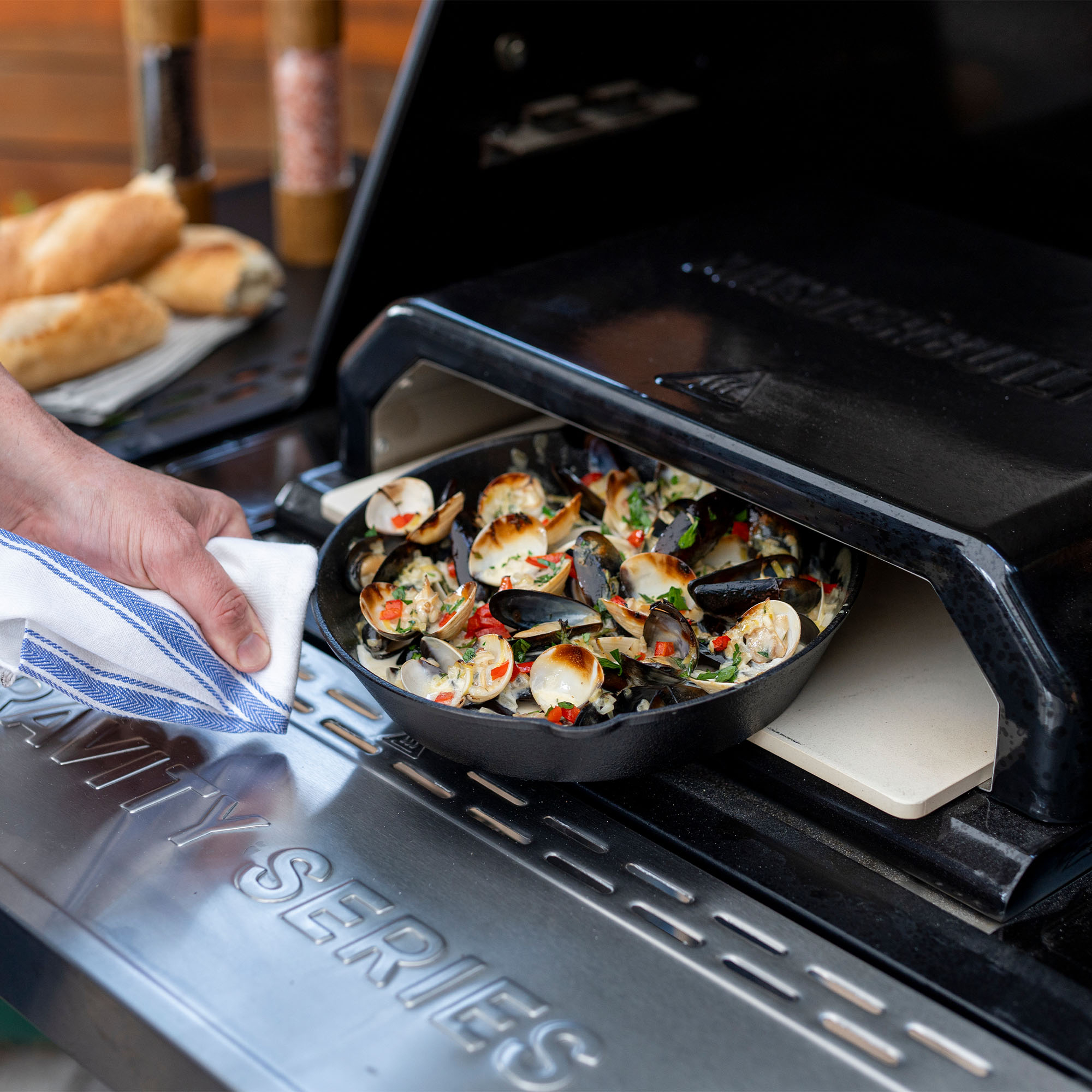 Masterbuilt® Gravity Series™ 1150 Digitaler Holzkohle Grill & Smoker (MB20041625) - Masterbuilt Masterbuilt® Gravity Series™ 1150 Digitaler Holzkohle Grill & Smoker (MB20041625) - Masterbuilt